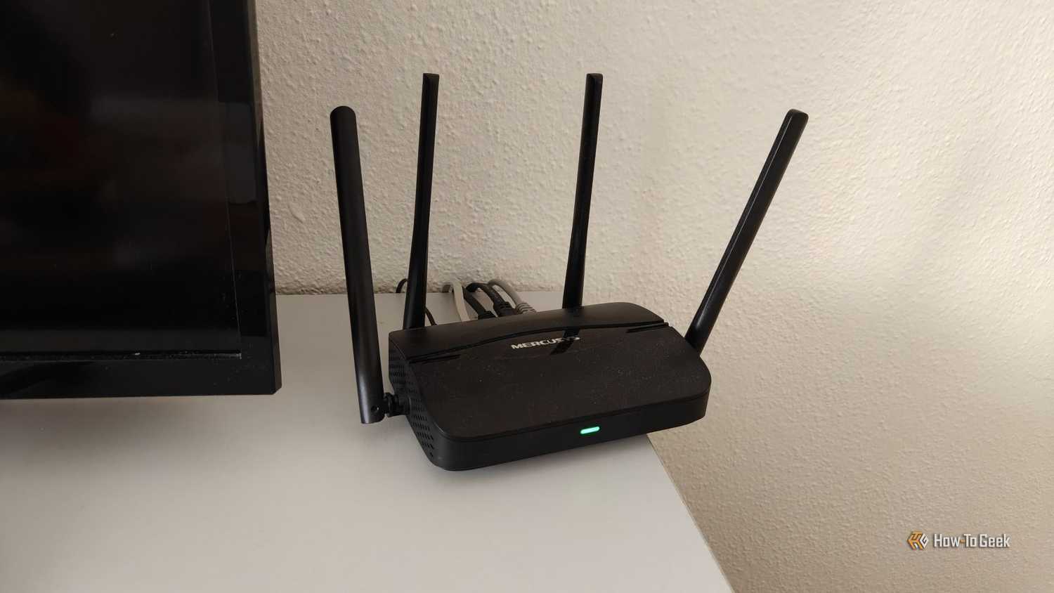 Router WiFi dengan empat antena menyala