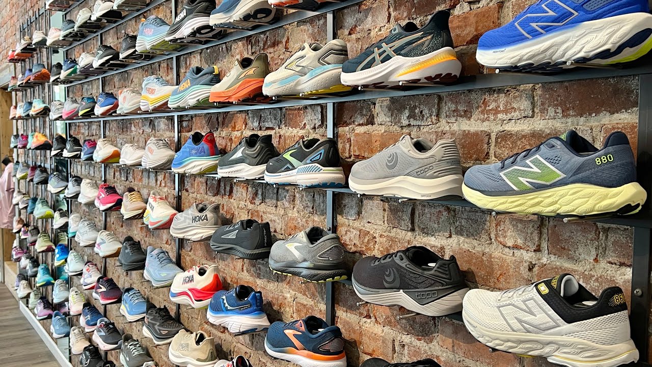 Rak sepatu olahraga dipajang di dinding toko