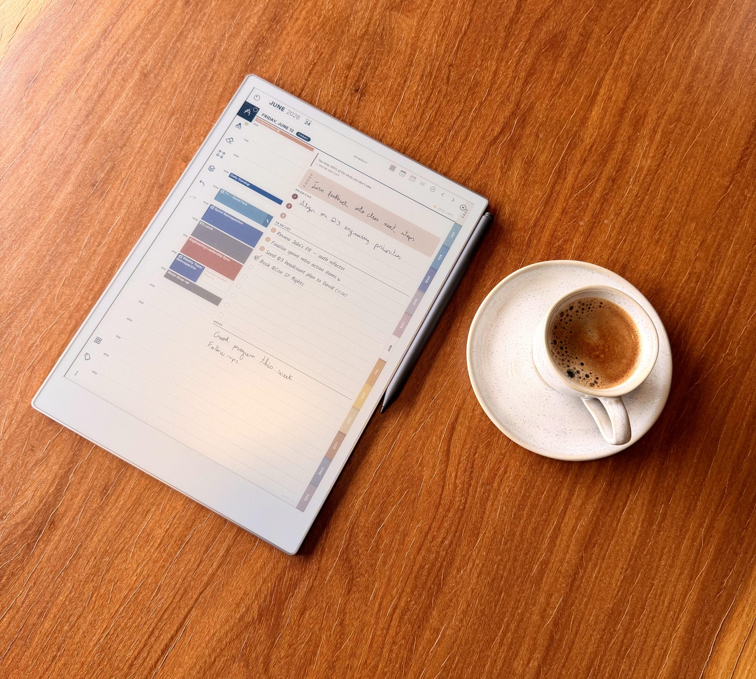 Perencana jadwal harian di tablet bersama kopi