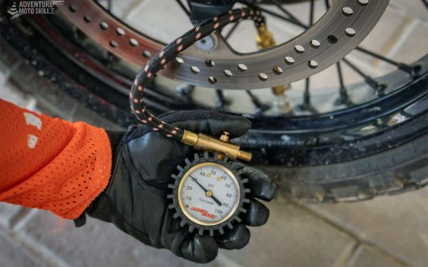 Mengukur tekanan ban dengan alat ukur analog