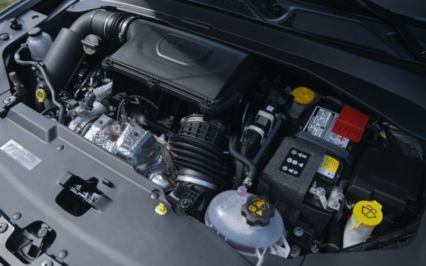 Ruang mesin mobil dengan aki terlihat saat diperiksa
