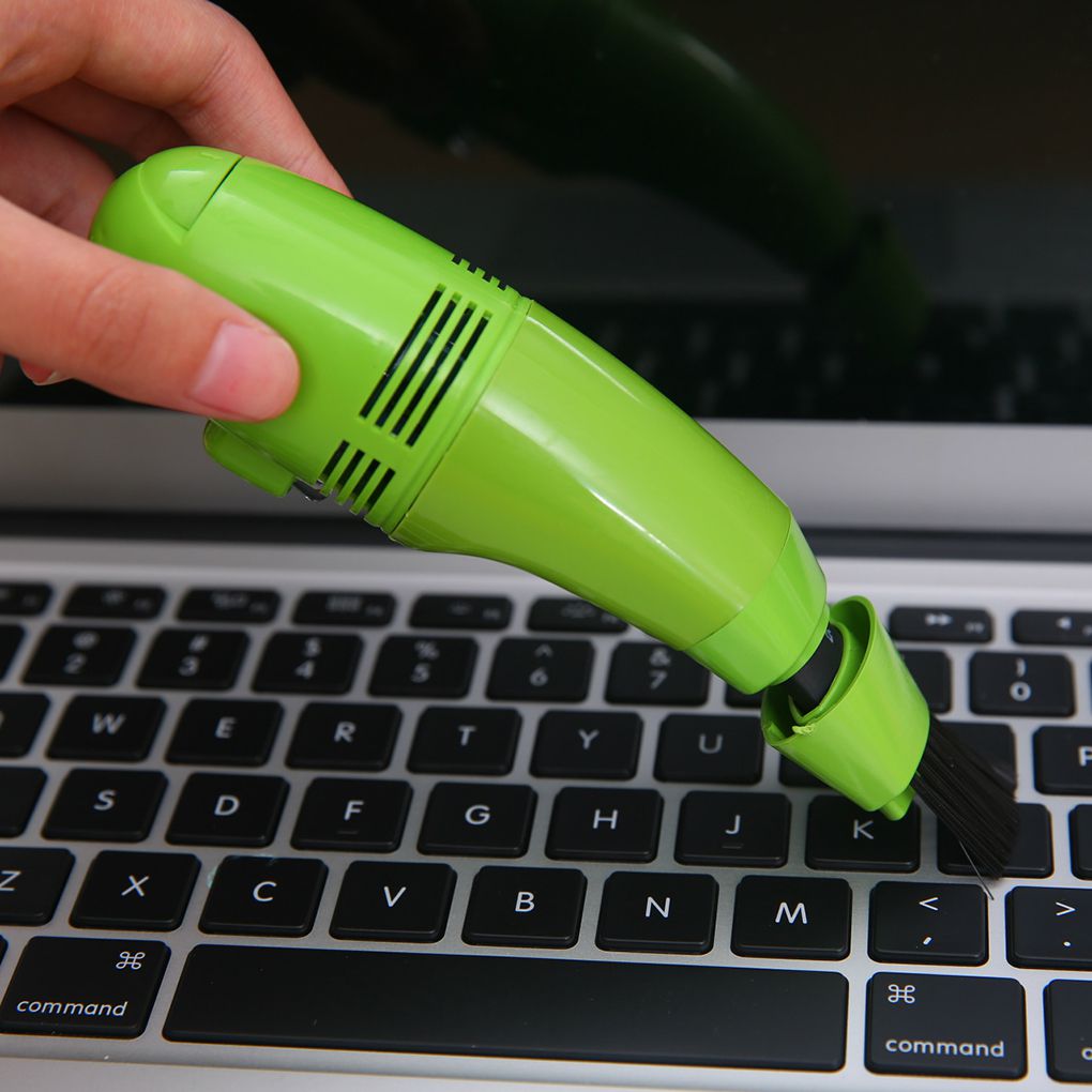 Vacuum mini membersihkan sela tombol keyboard