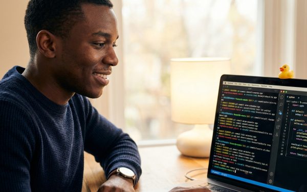 Membersihkan keyboard laptop dari debu