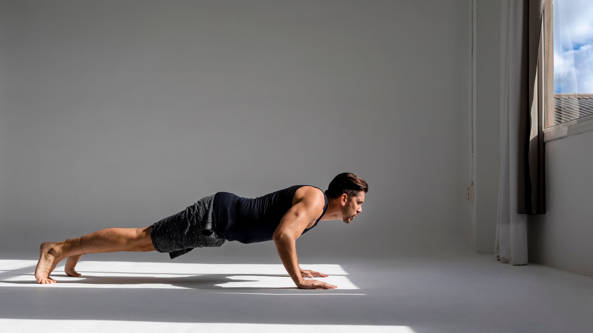 Tubuh lurus saat push-up di ruangan