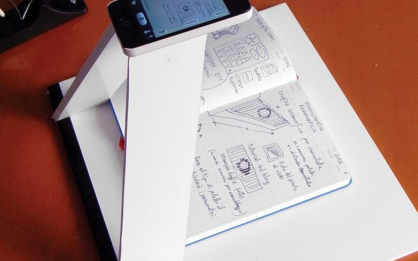 Ponsel terpasang pada dudukan untuk memindai buku