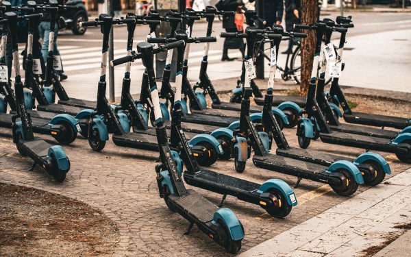 Barisan skutik listrik terparkir rapi di trotoar kota