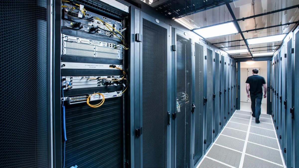 Lorong rak server di sebuah pusat data modern