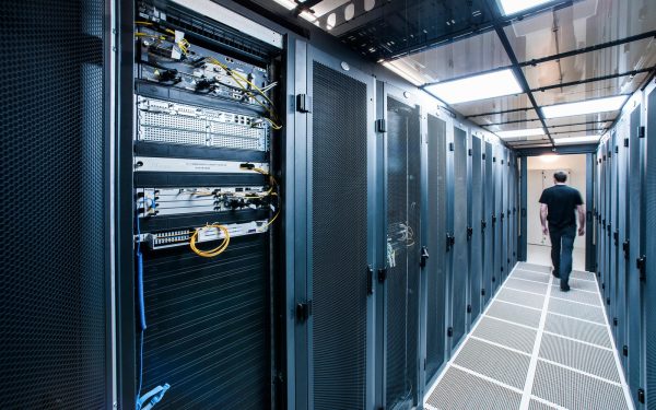 Lorong rak server di sebuah pusat data modern