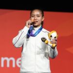 Desak Made Rita Kusuma Dewi mencium medali emas panjat tebing speed Asian Games 2026
