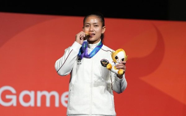 Desak Made Rita Kusuma Dewi mencium medali emas panjat tebing speed Asian Games 2026