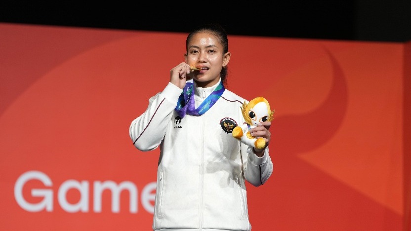 Desak Made Rita Kusuma Dewi mencium medali emas panjat tebing speed Asian Games 2026