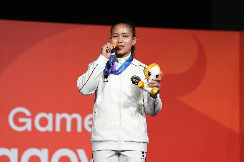 Desak Made Rita Kusuma Dewi merayakan medali emas panjat tebing speed Asian Games 2026
