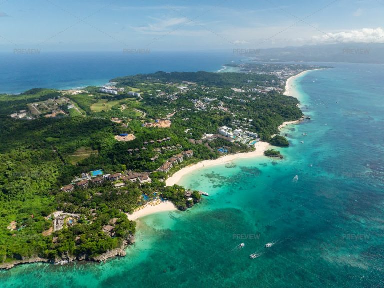 Destinasi Domestik untuk Libur Akhir Tahun: dari Pantai hangat hingga Dataran Tinggi Sejuk