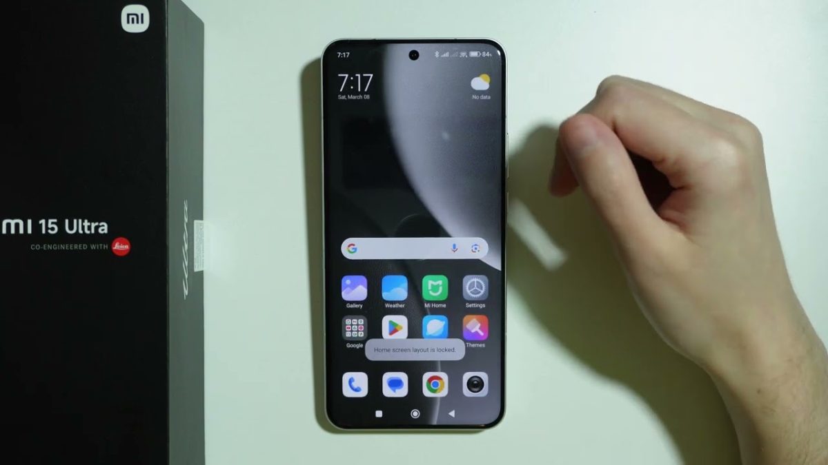 Layar utama HP Xiaomi dengan kotak Mi 15 Ultra di sampingnya