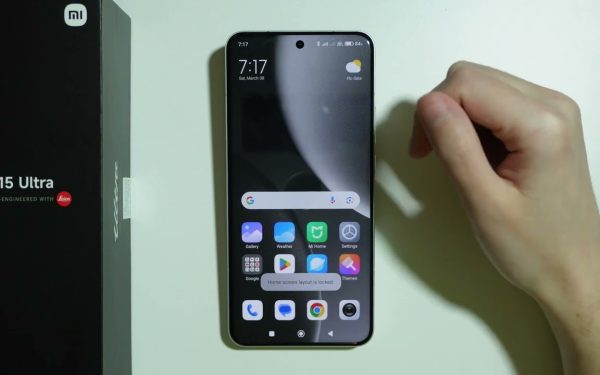 Layar utama HP Xiaomi dengan kotak Mi 15 Ultra di sampingnya