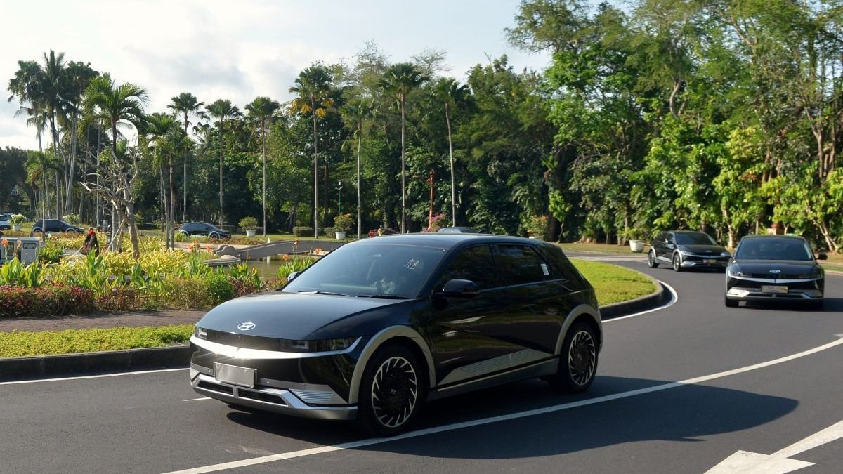 Mobil listrik Hyundai IONIQ 5 melaju di jalan raya Indonesia
