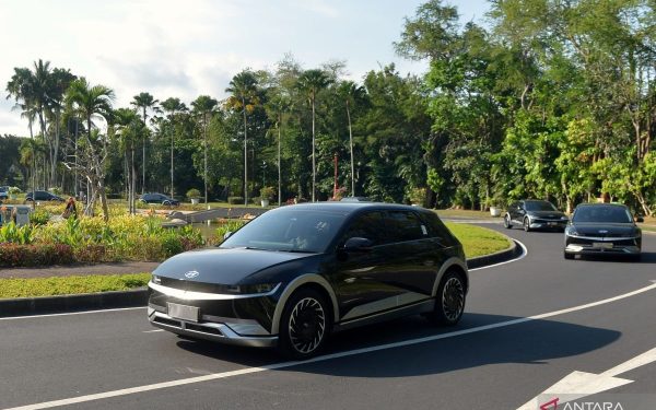 Mobil listrik Hyundai IONIQ 5 melaju di jalan raya Indonesia