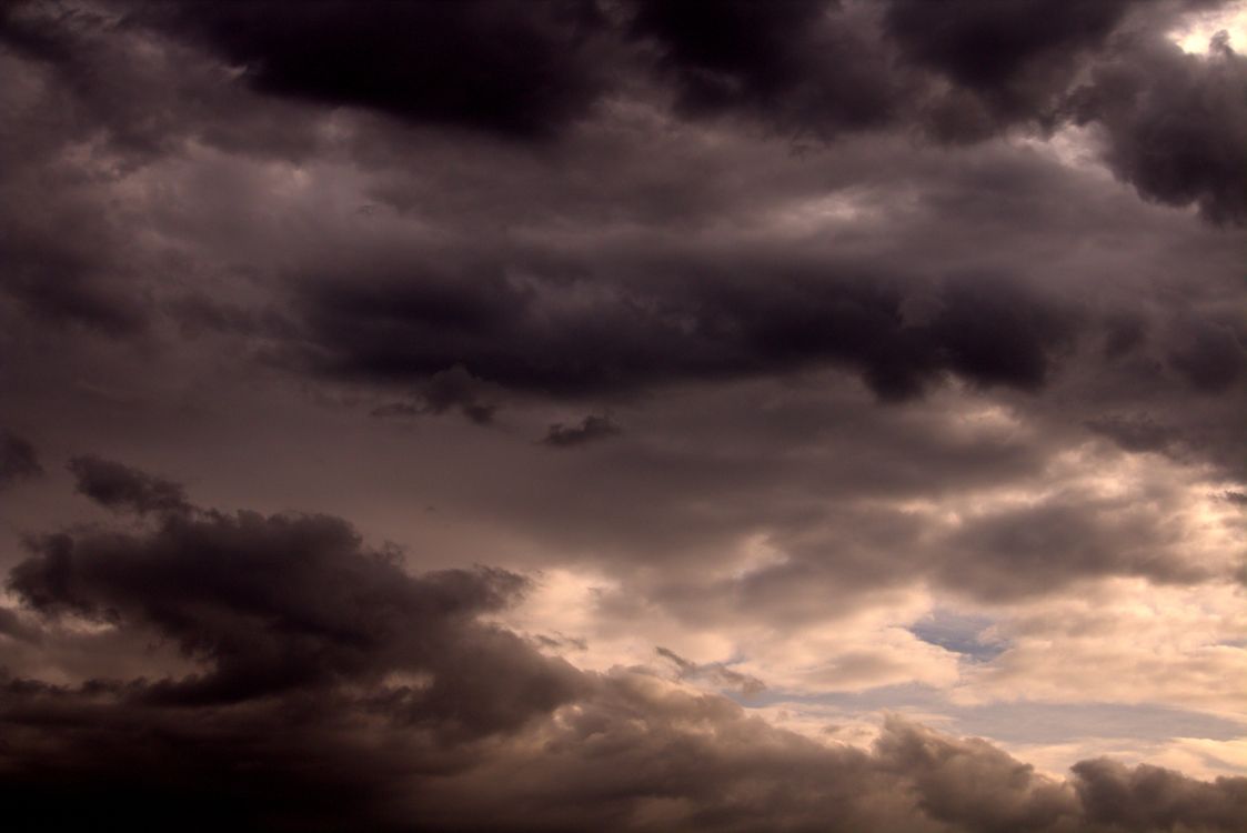 Awan badai gelap menjelang hujan