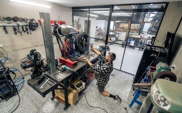 Mekanik memeriksa mesin motor matik di bengkel