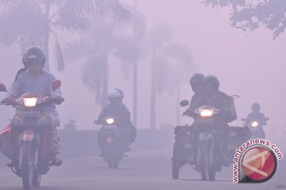 Bandara berkabut dengan pesawat terlihat samar