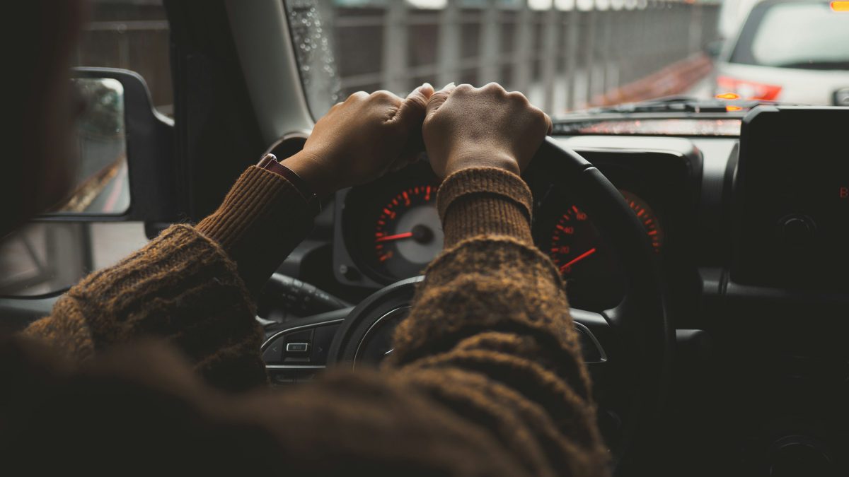 Tangan pengemudi di kemudi mobil