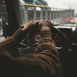 Tangan pengemudi di kemudi mobil