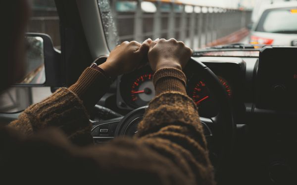 Tangan pengemudi di kemudi mobil