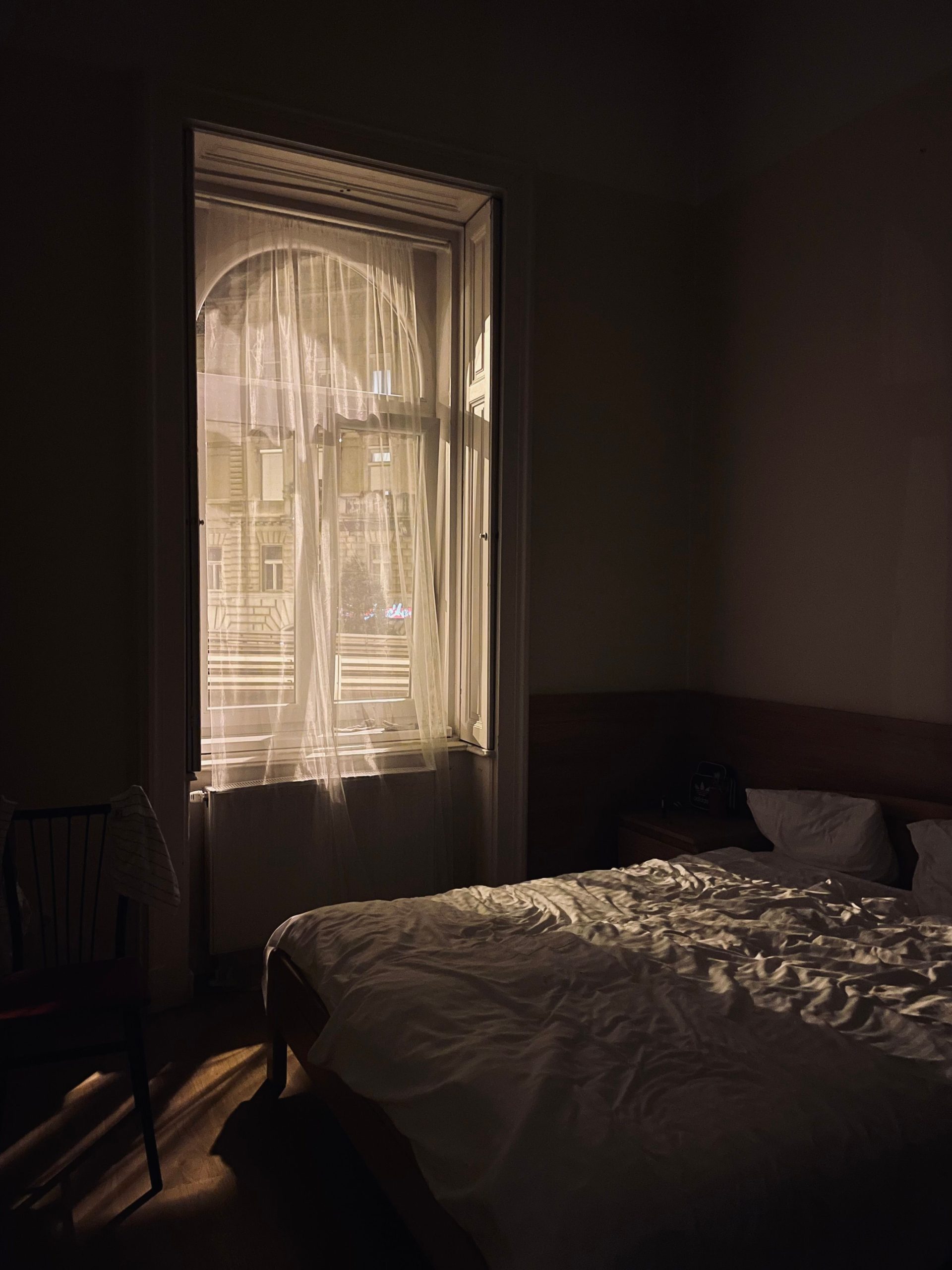 Cahaya pagi masuk ke kamar melalui jendela