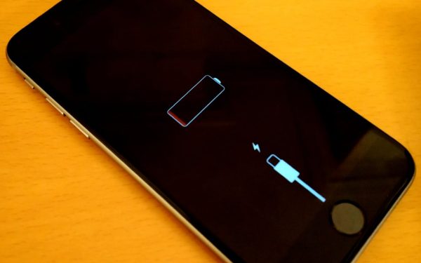 Kabel charger tersambung ke ponsel sebagai ilustrasi pengisian baterai