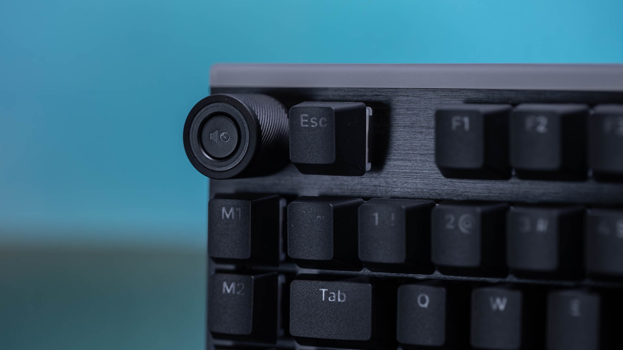Keyboard laptop hitam dilihat dari dekat