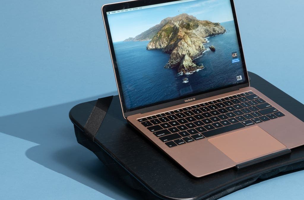 Laptop diletakkan di atas bantalan sofa