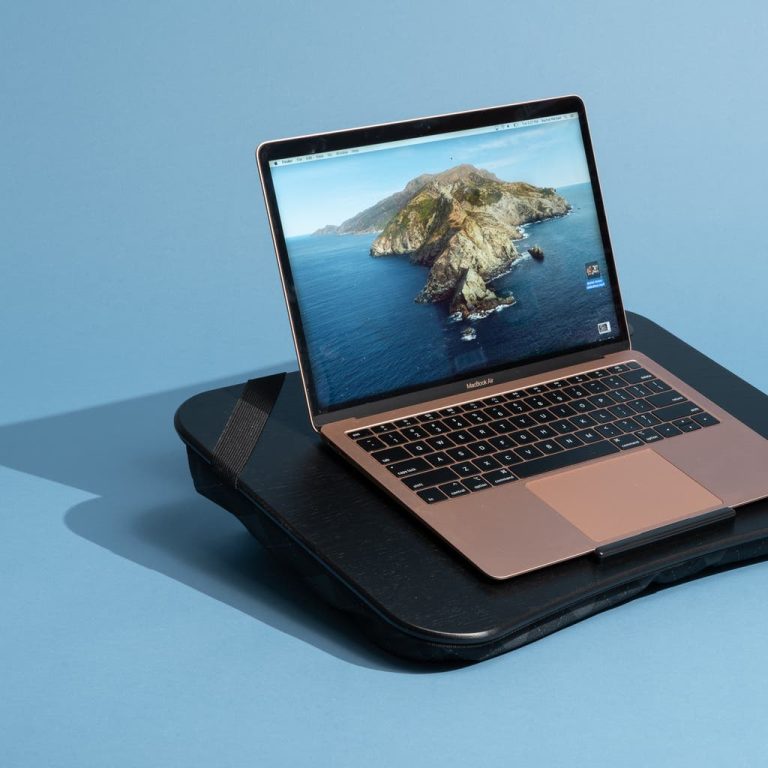 Kebiasaan yang Diam-diam Membuat Laptop Cepat Rusak