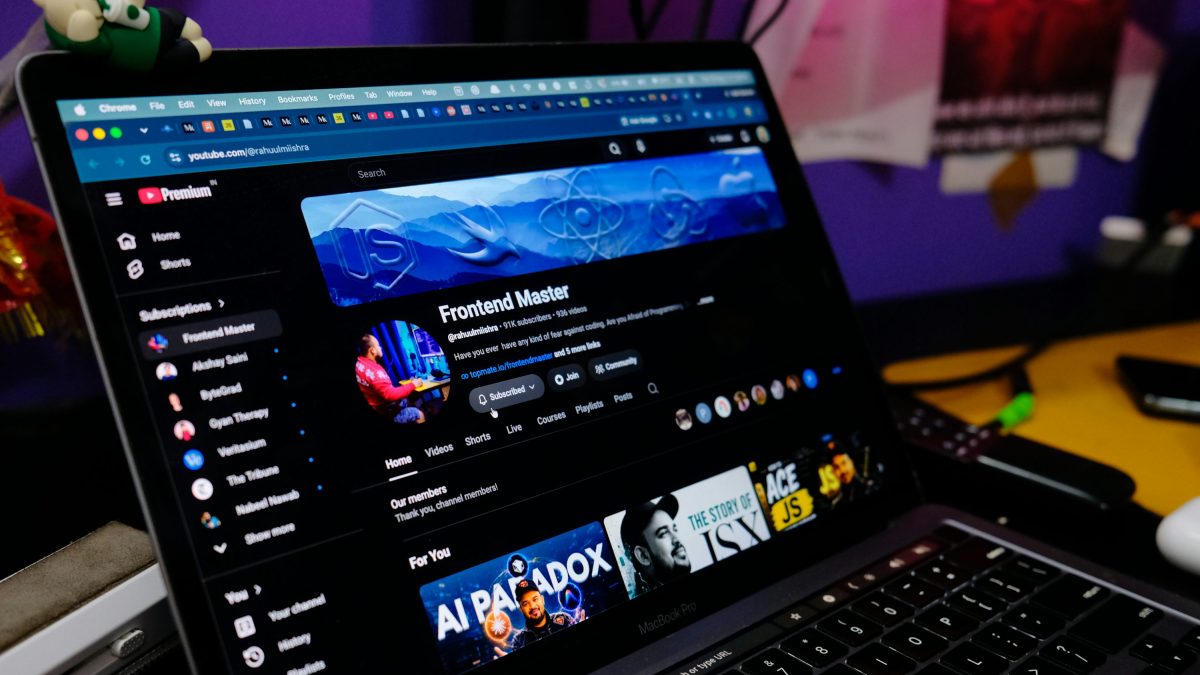 Layar laptop menyala di ruangan redup