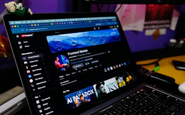 Layar laptop menyala di ruangan redup