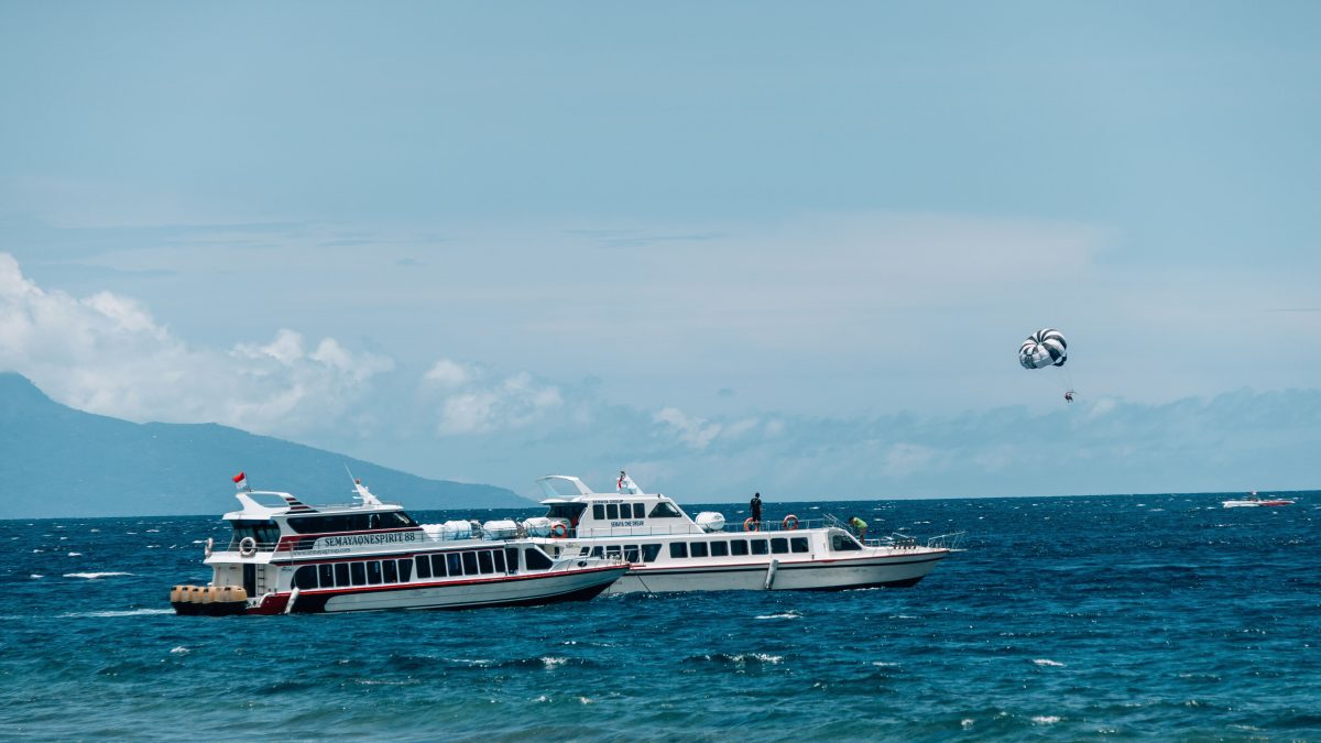 Kapal feri penyeberangan berlayar di laut