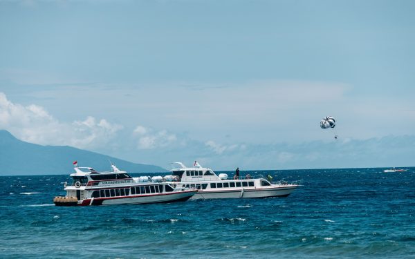 Kapal feri penyeberangan berlayar di laut