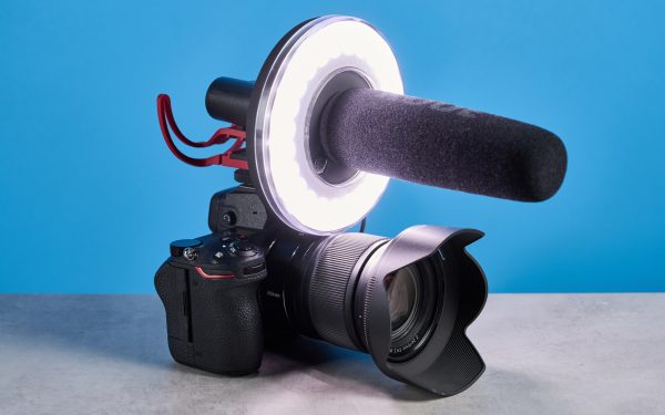 Kreator konten merekam video dengan ring light di ruang kerja