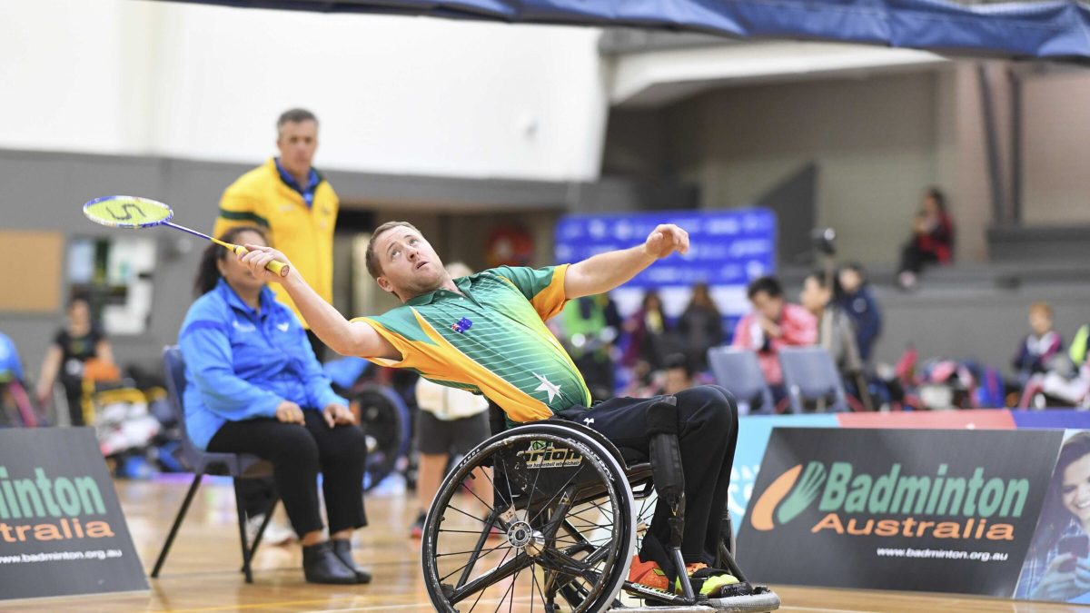 Atlet bulu tangkis para berkursi roda bertanding di lapangan indoor