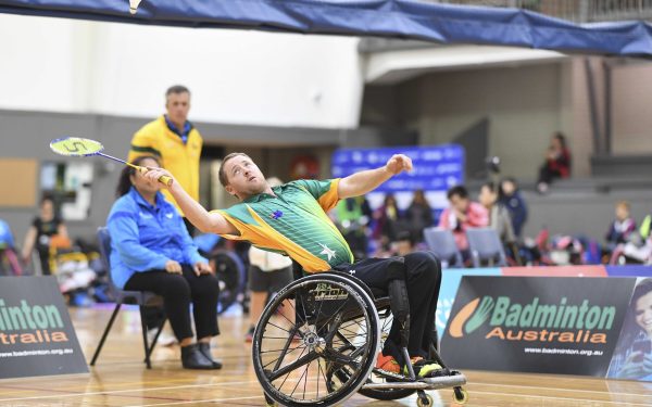 Atlet bulu tangkis para berkursi roda bertanding di lapangan indoor