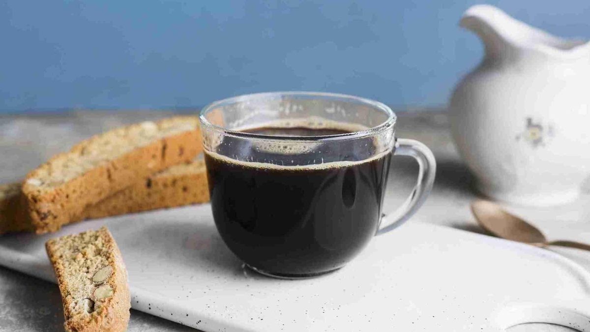 Segelas kopi hitam menemani sarapan pagi