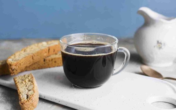 Segelas kopi hitam menemani sarapan pagi