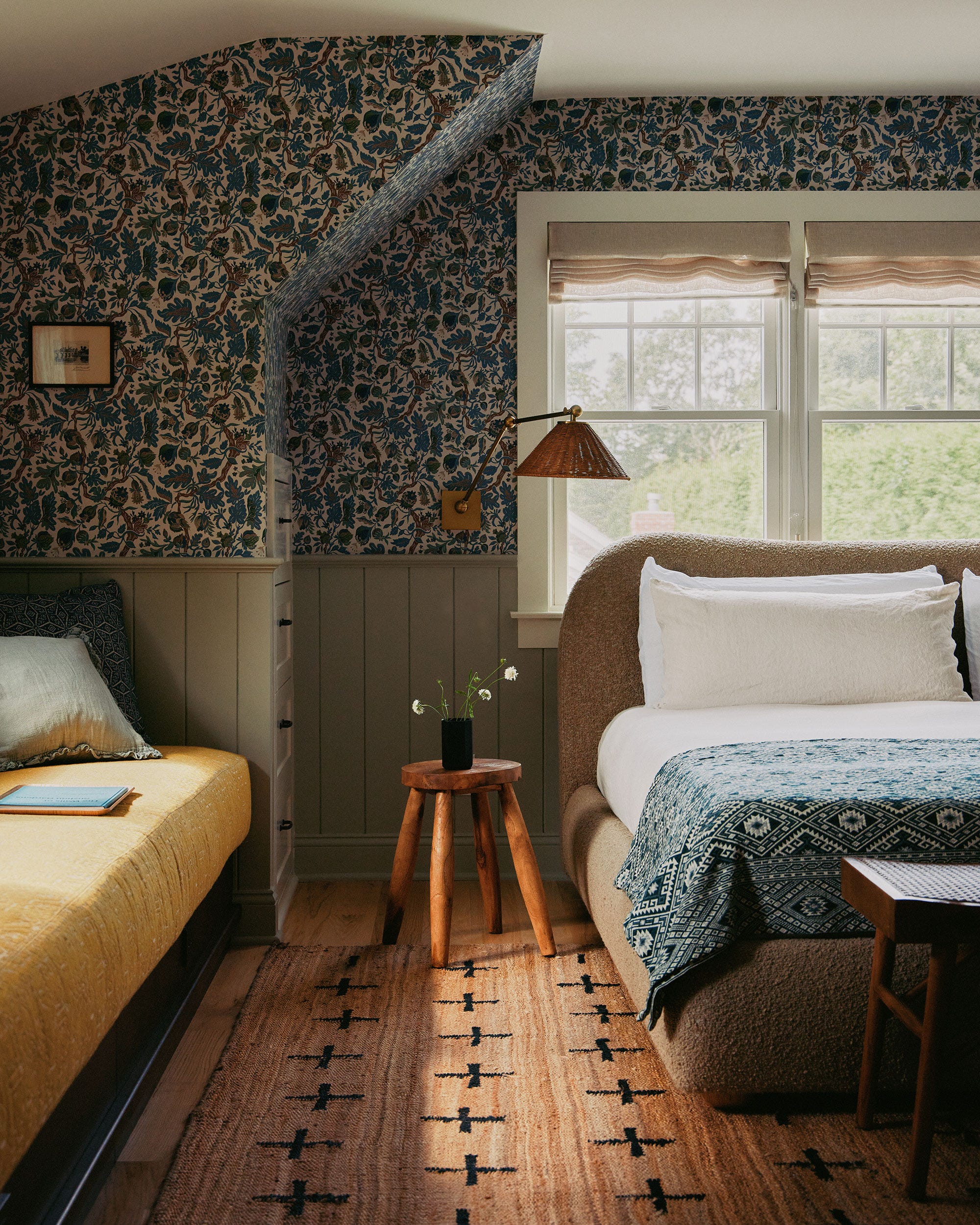 Kamar tidur nyaman dengan tempat tidur lembut dan pencahayaan hangat