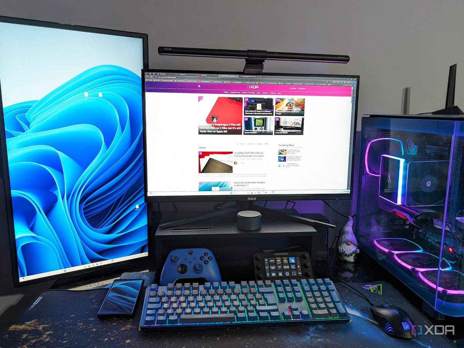 Setup gaming laptop dengan cahaya ruangan redup