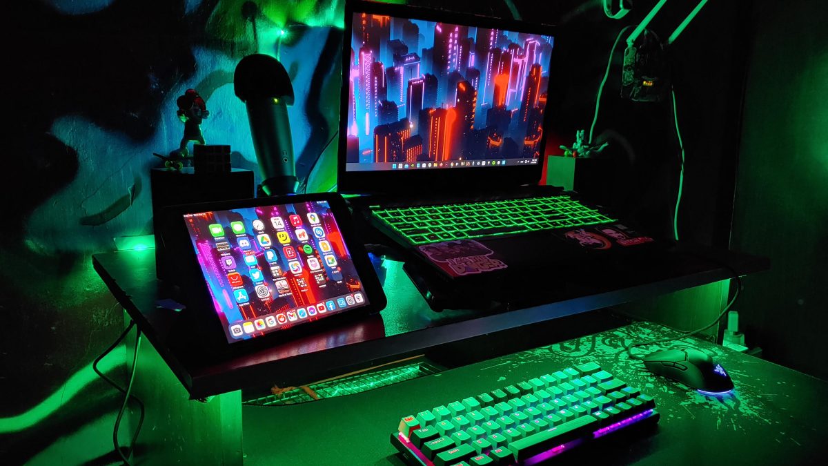 Laptop gaming dengan keyboard RGB di atas meja