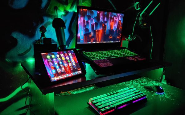 Laptop gaming dengan keyboard RGB di atas meja