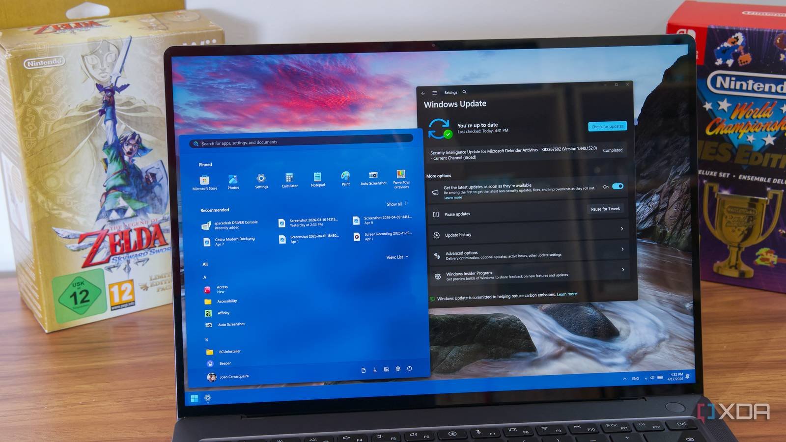 Laptop menampilkan halaman Windows Update saat mengunduh pembaruan