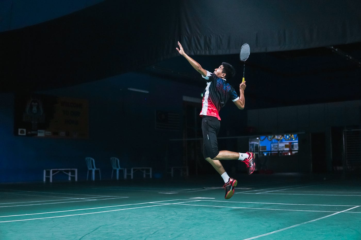 Pemain bulu tangkis para bersiap menerima kok di lapangan