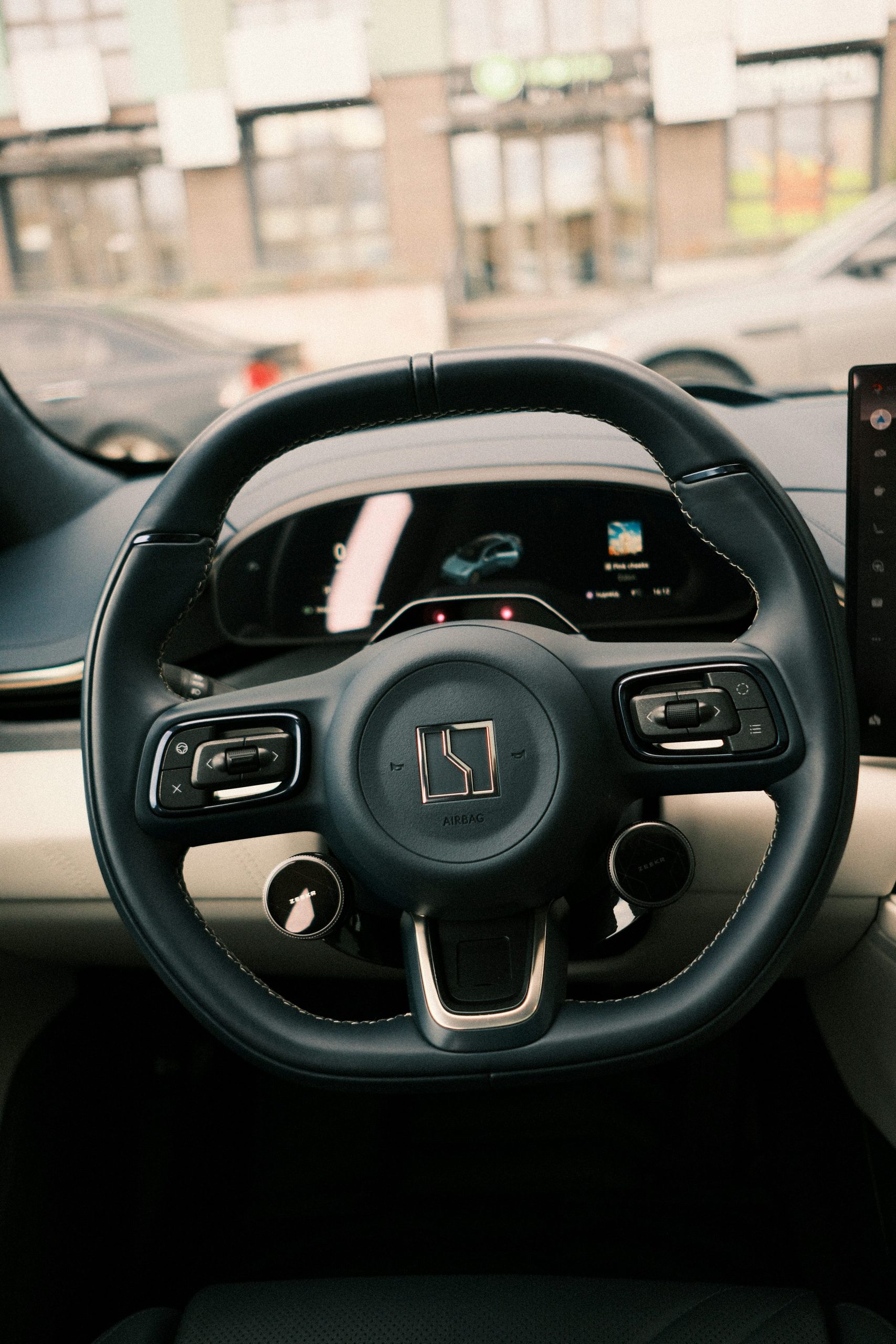 Kemudi dan panel indikator mobil dari kursi pengemudi