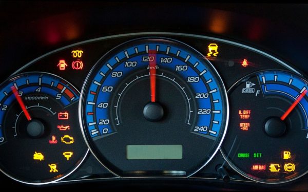 Panel dashboard mobil dengan lampu indikator menyala