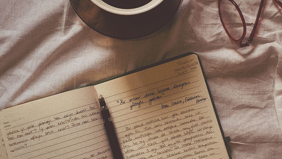 Buku catatan harian dan secangkir kopi